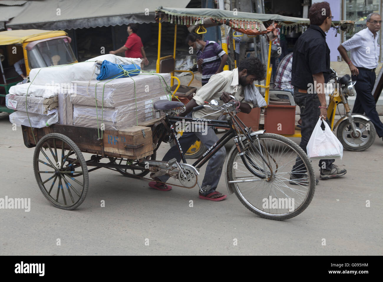 Trasporto di colli in rickshaw, Dehli, India Foto Stock