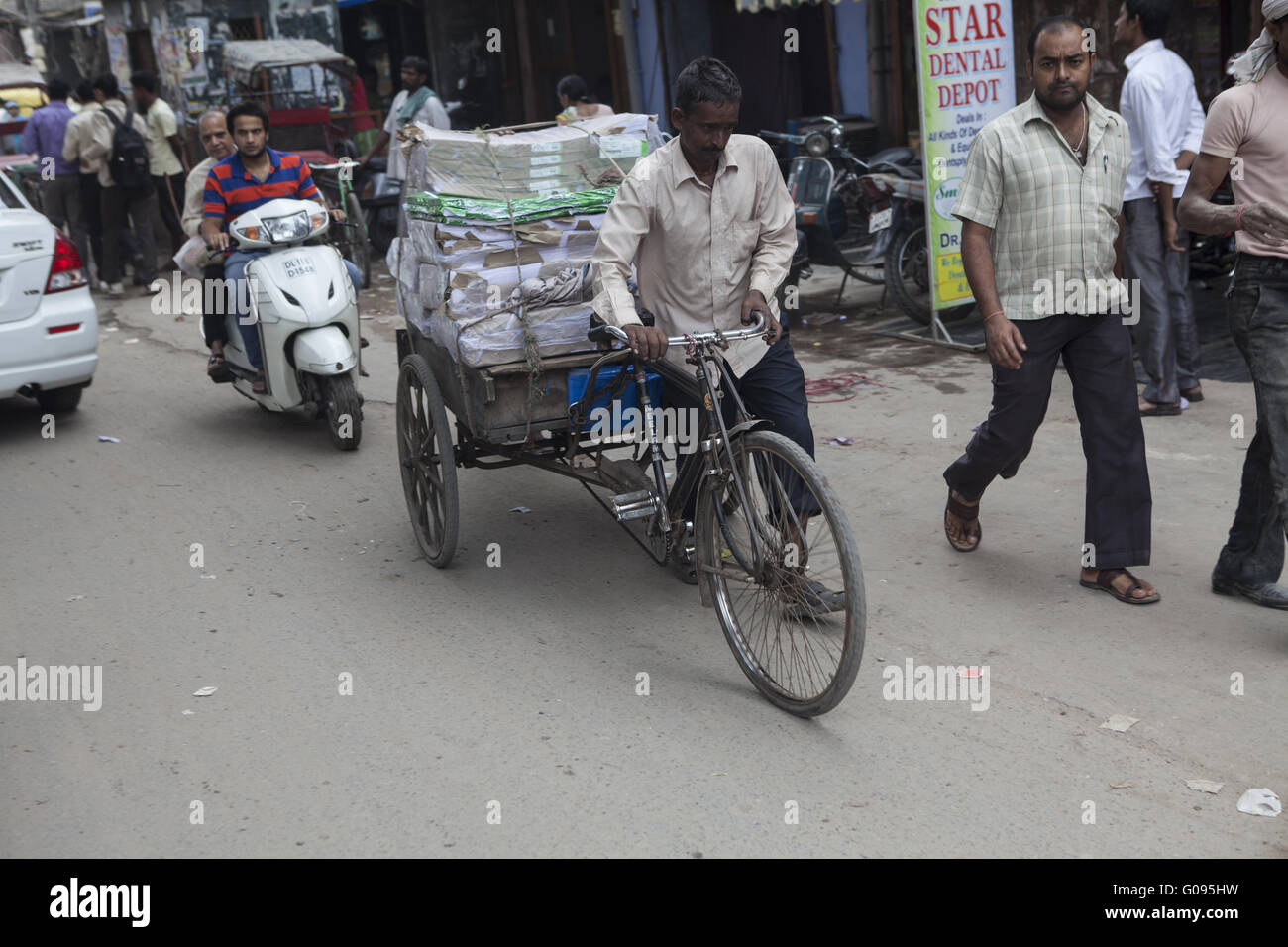 Trasporto di colli in rickshaw, Dehli, India Foto Stock