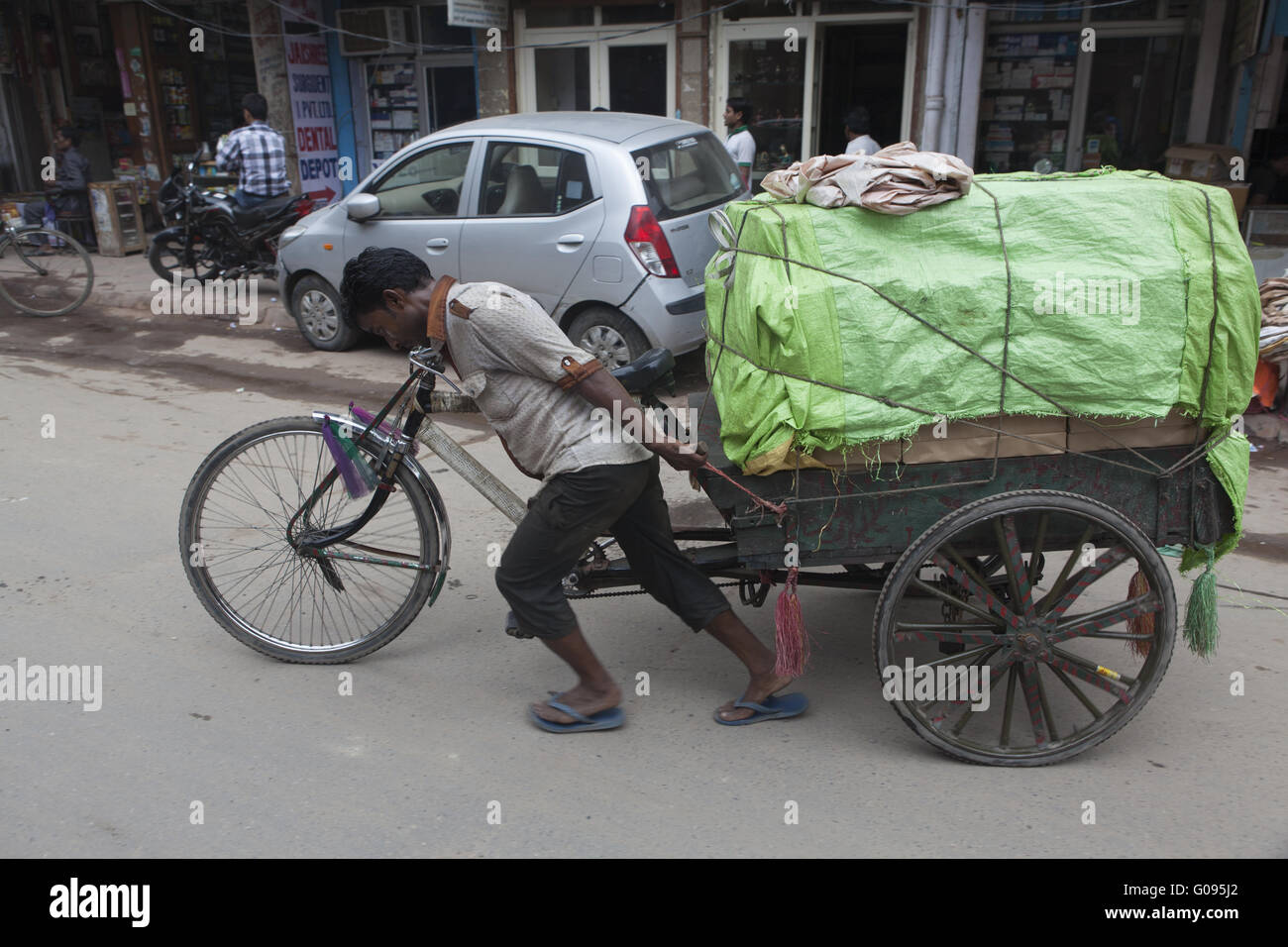 Trasporto di colli in rickshaw, Dehli, India Foto Stock