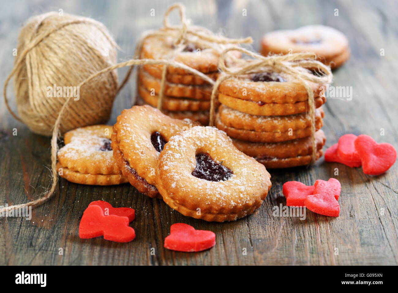 Marzapane rosso cuori, i cookie e la palla di spago. Foto Stock