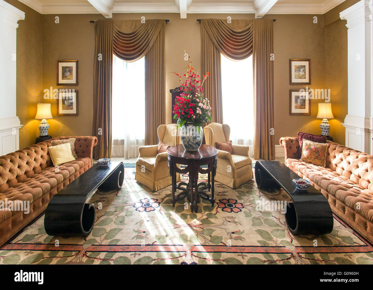 Hotel atrio interno con classico arredamento di stile Foto Stock