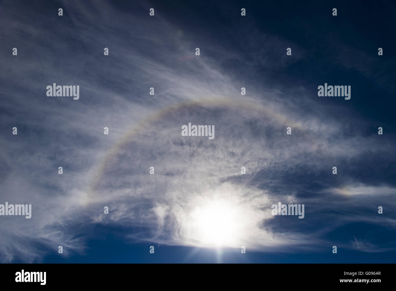 Sun con alogeno nel cielo blu Foto Stock