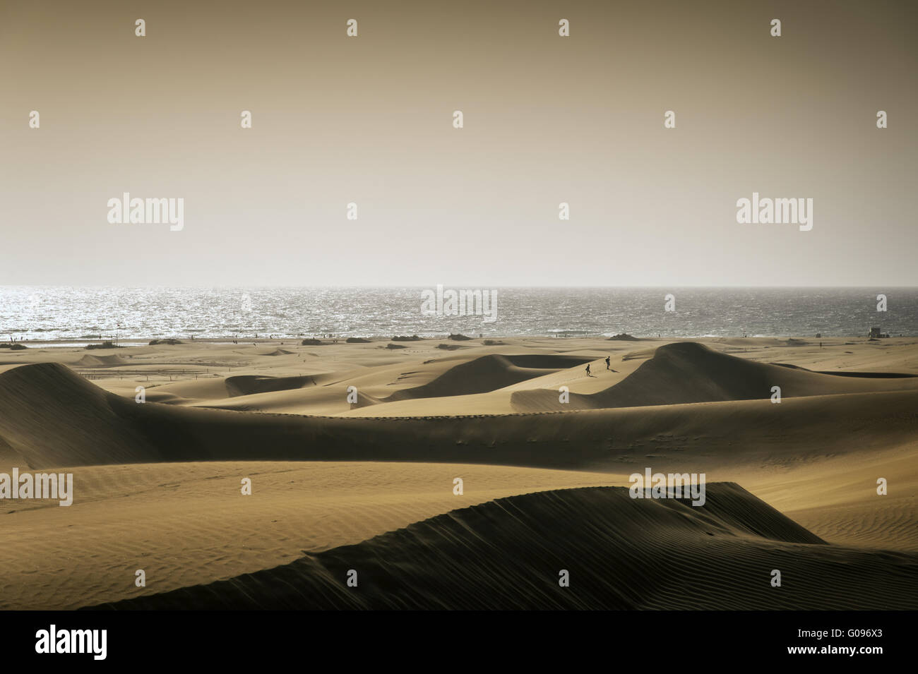 La luce diffusa oltre le dune Foto Stock