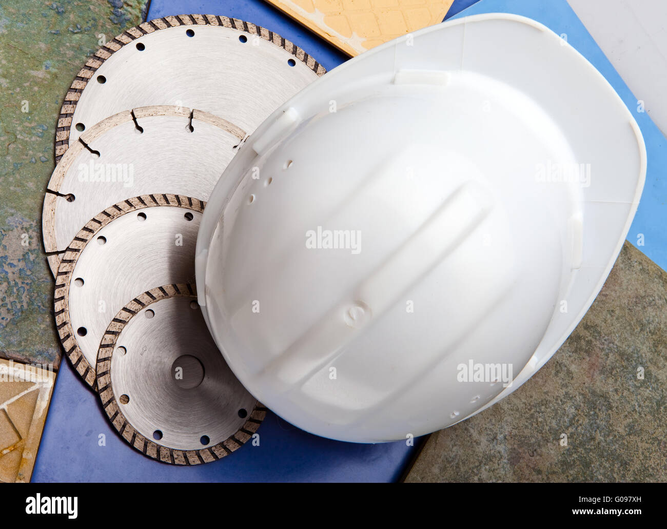 Dischi Diamantati per il taglio di piastrelle e un casco Foto Stock