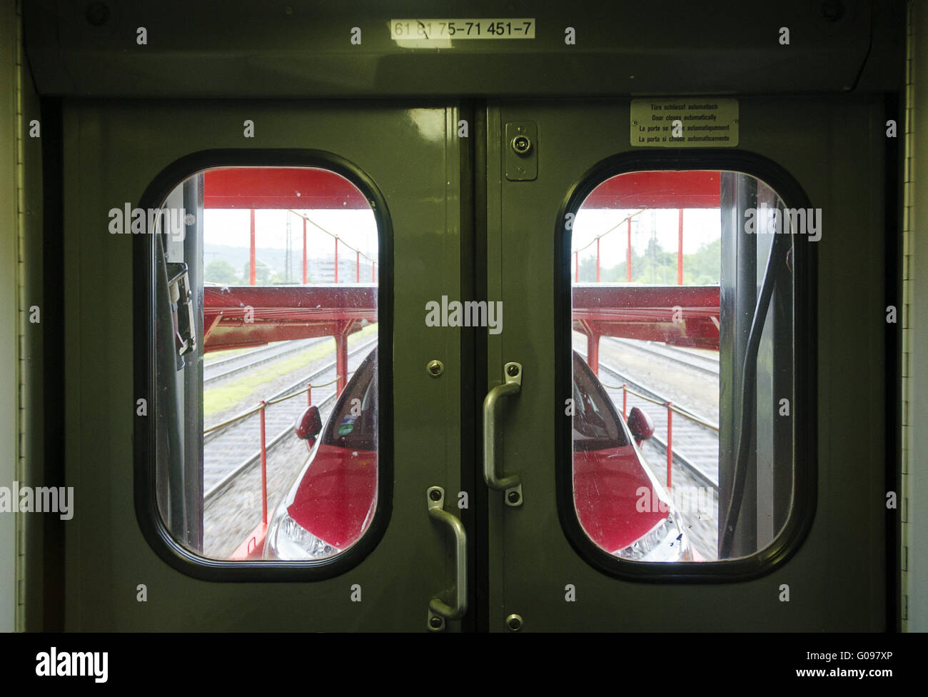 Vista attraverso il finestrino di un autobus al treno auto carro Foto Stock