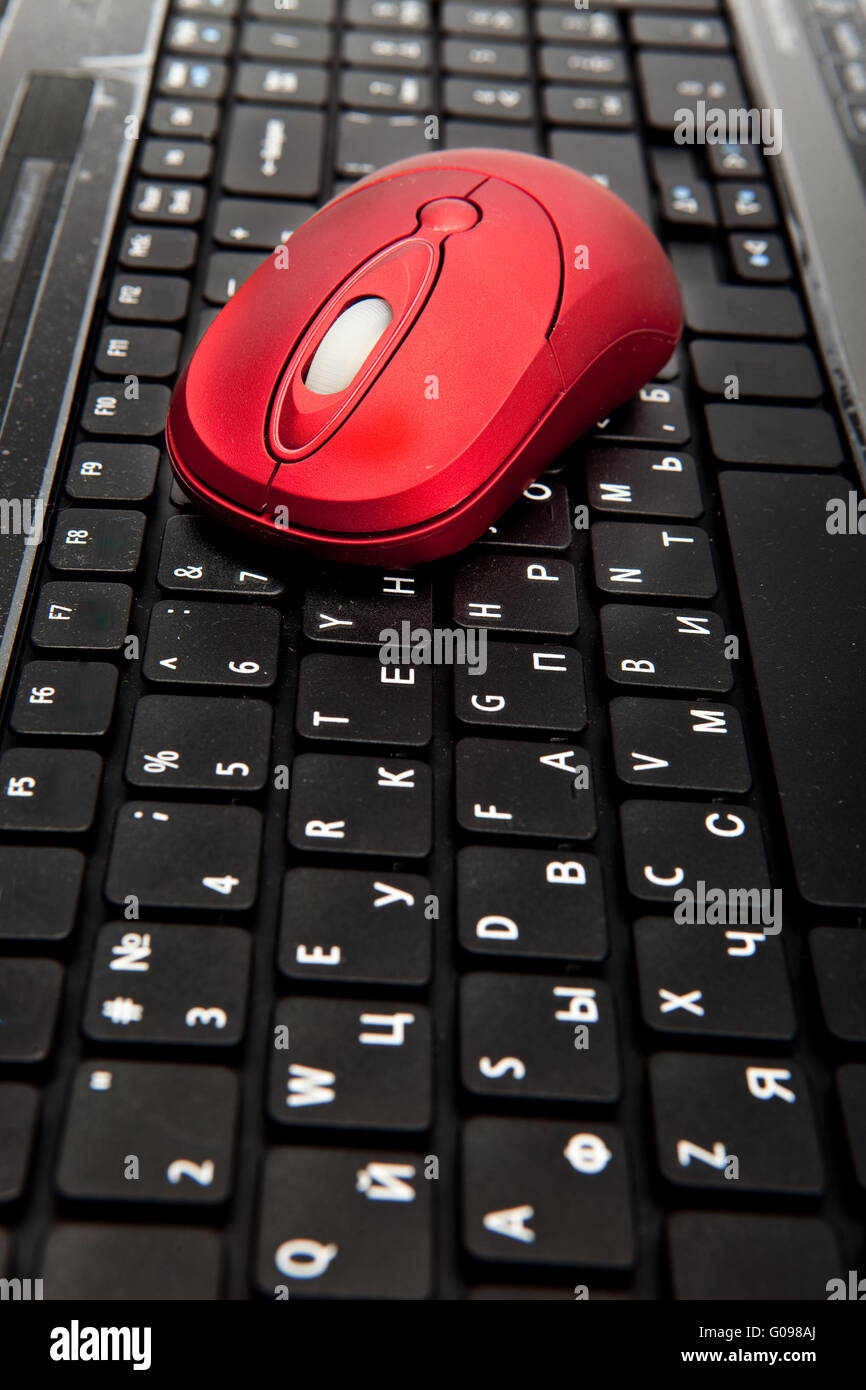Il rosso il mouse del computer sulla tastiera nera Foto Stock