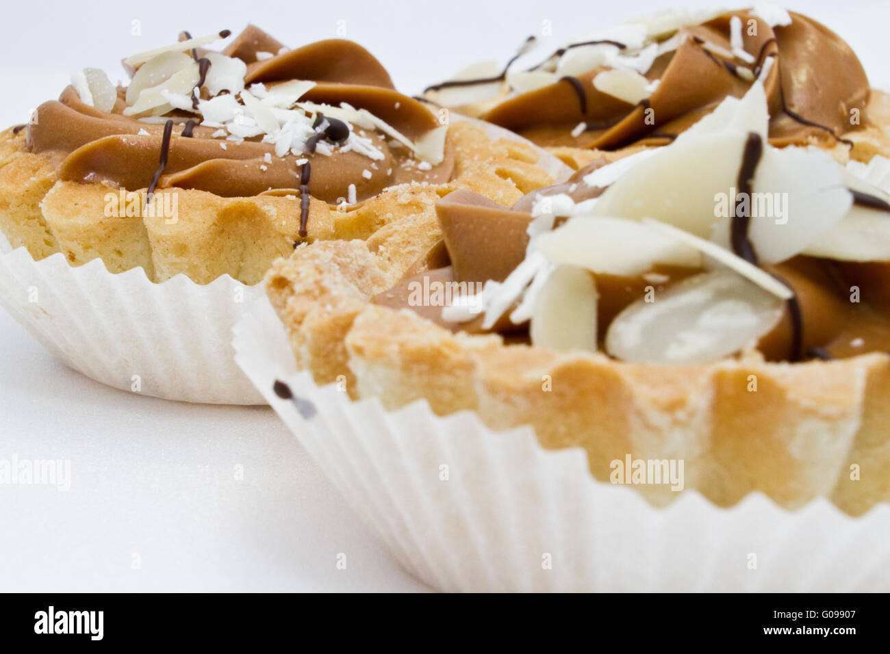 Torta con una crema su sfondo bianco . Korzink Foto Stock