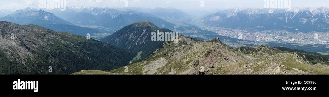 Antenna vista panoramica della città di Innsbruck in Tirolo Foto Stock