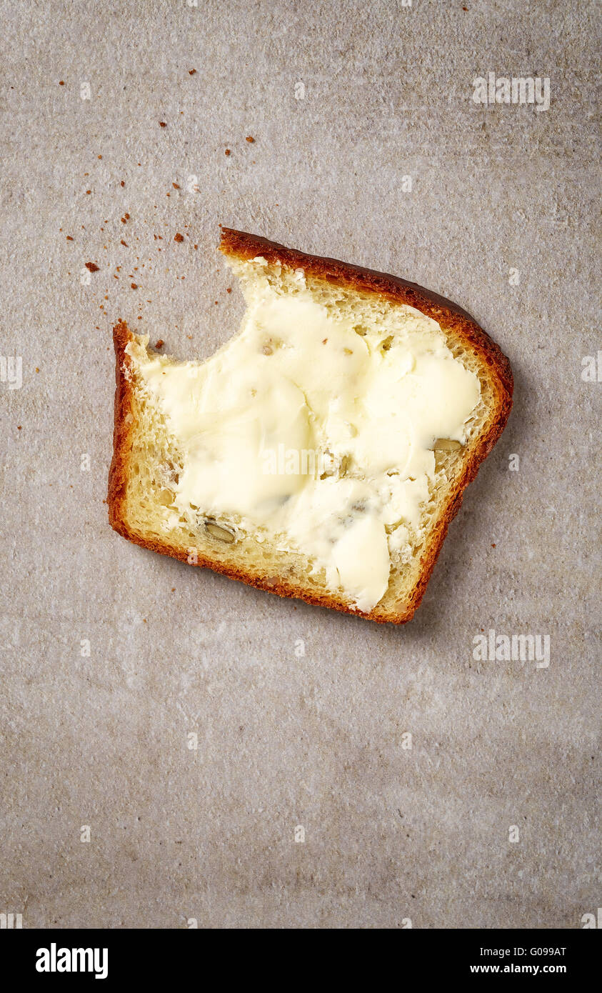 Pane rotondo in una padella di ghisa con recipiente per il burro e  spalmatore su sfondo blu Foto stock - Alamy