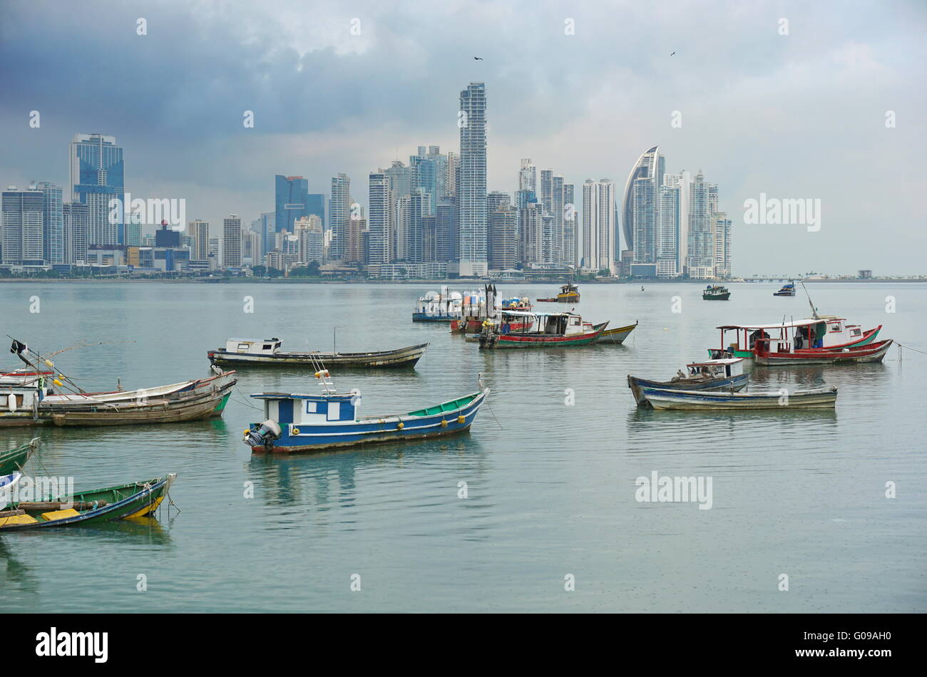Barche da pesca ancorate con i grattacieli di Panama City in background, costa del Pacifico, America Centrale Foto Stock