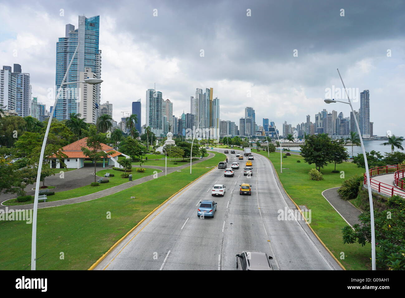 Autostrada a Panama City con grattacieli e cielo nuvoloso, Panama, America Centrale Foto Stock