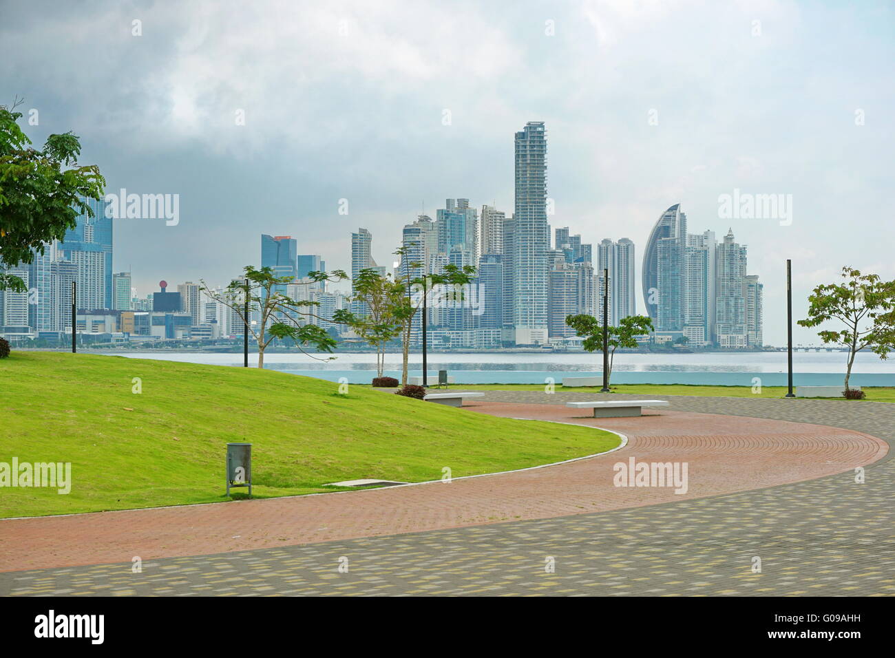 Passerella sul fronte oceano in Panama City con grattacieli e cielo nuvoloso, Panama, America Centrale Foto Stock