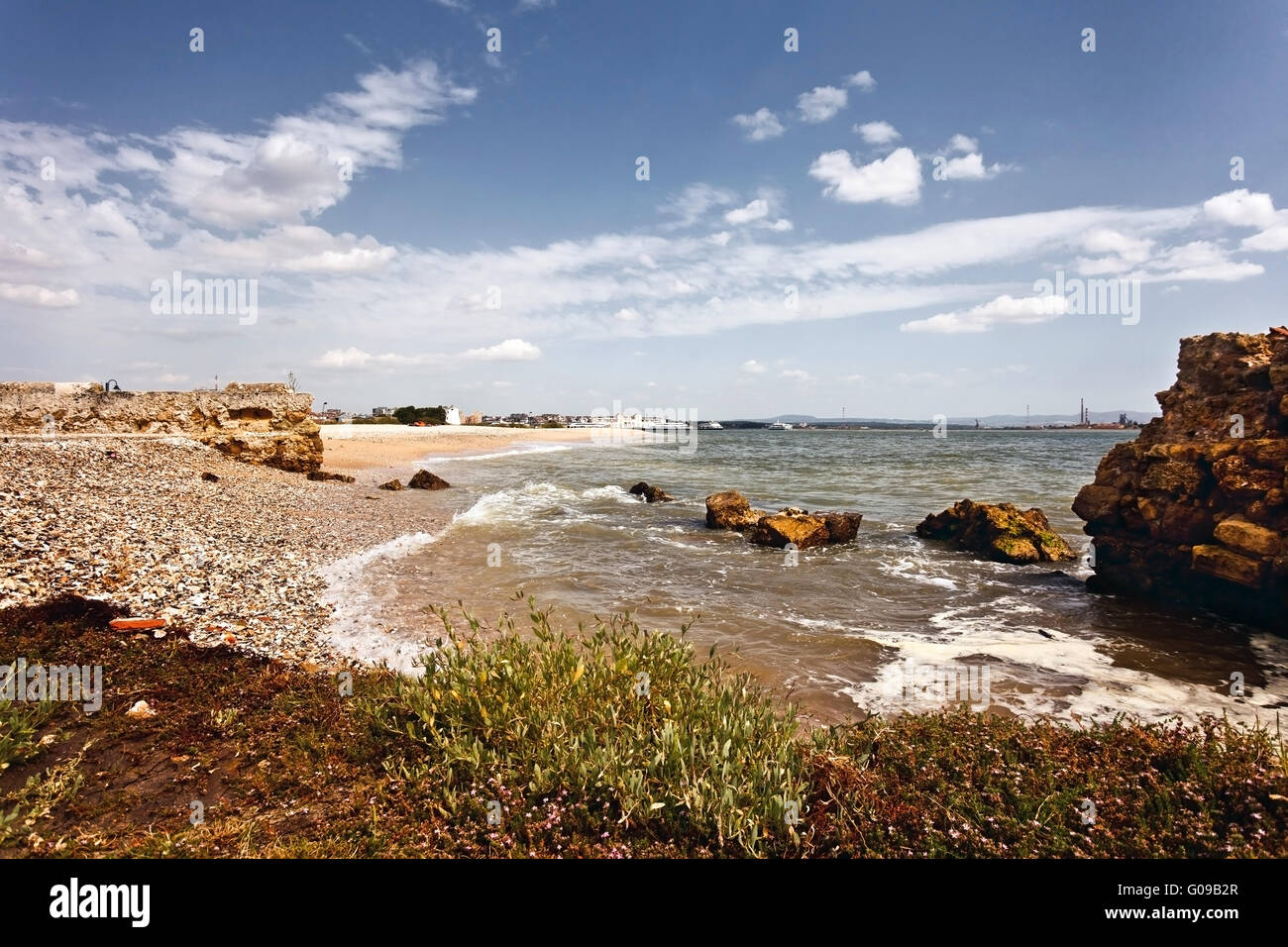 Piccola spiaggia sulle rive del fiume Tejo. Foto Stock