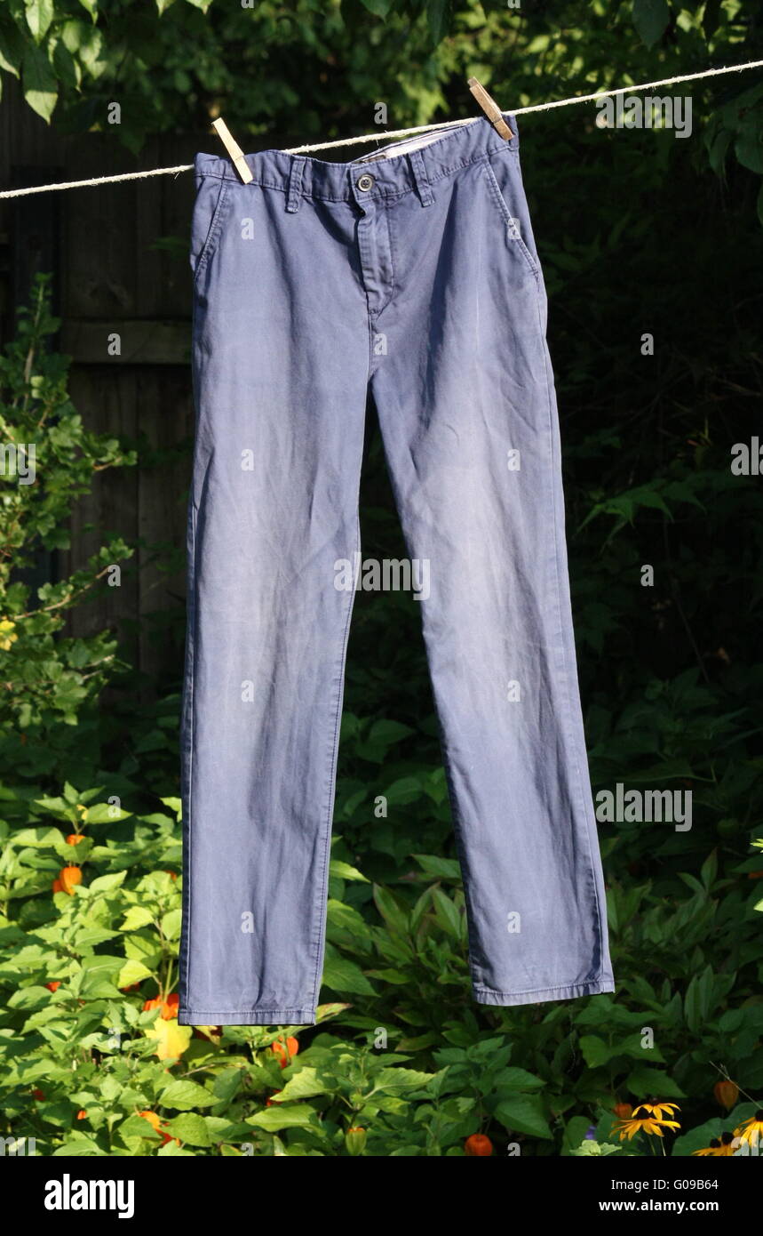 Stendibiancheria con pantaloncini blu Foto Stock