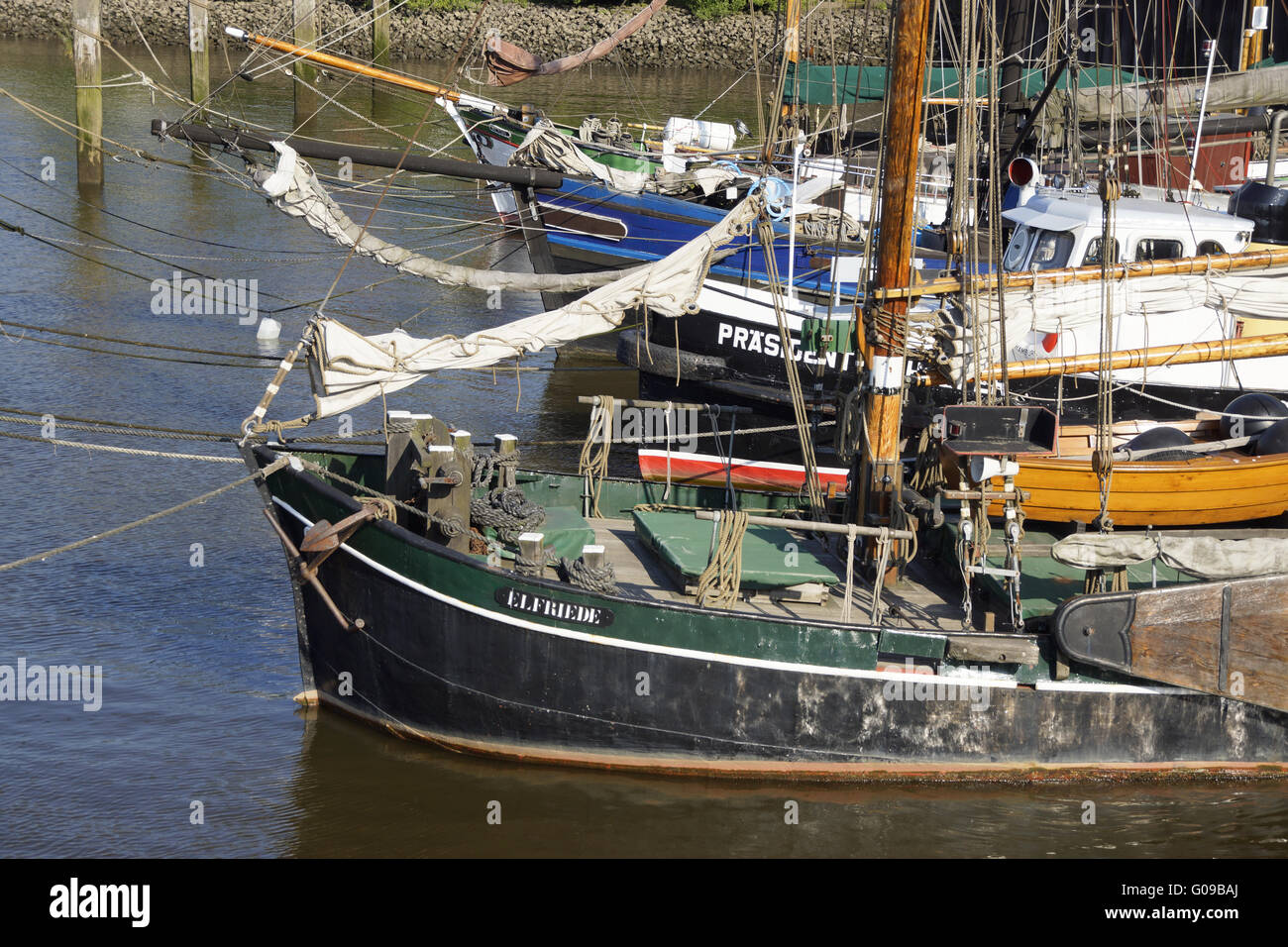Navi tradizionali nel museo harbour Oevelgoenne Foto Stock