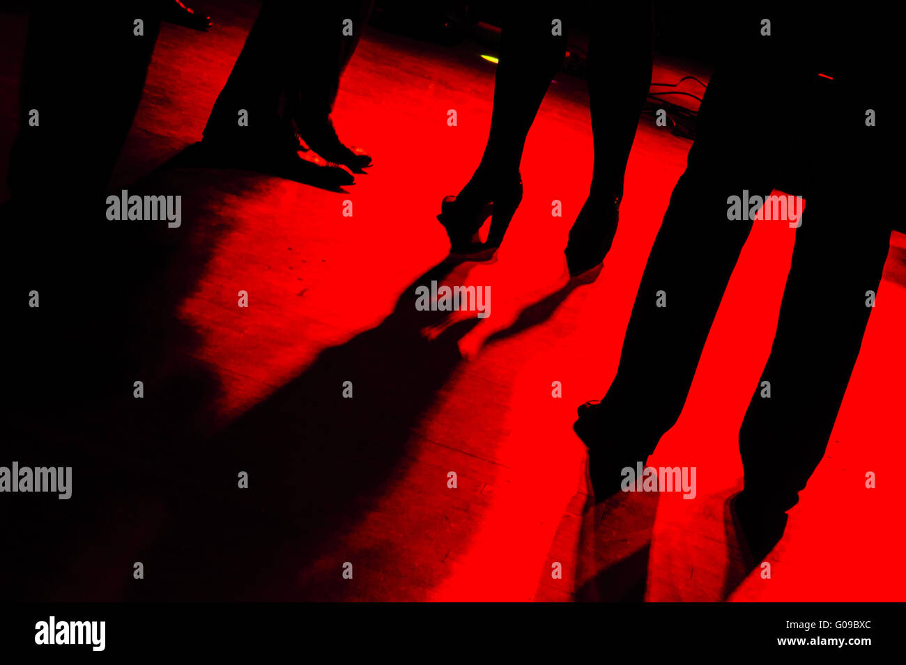Rosso pista da ballo con silhouette nera di ballo Foto Stock