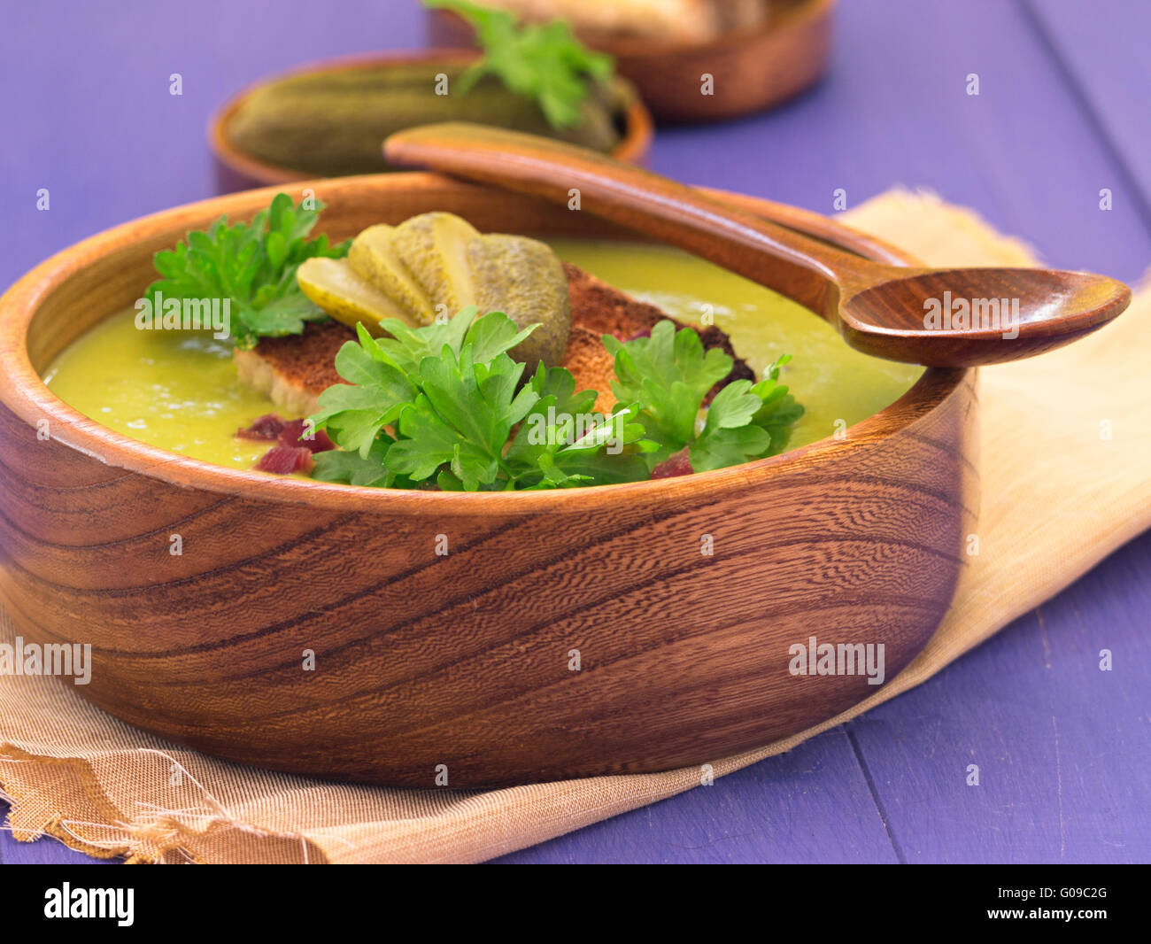 Zuppa di piselli con una fetta di pane tostato e prezzemolo Foto Stock
