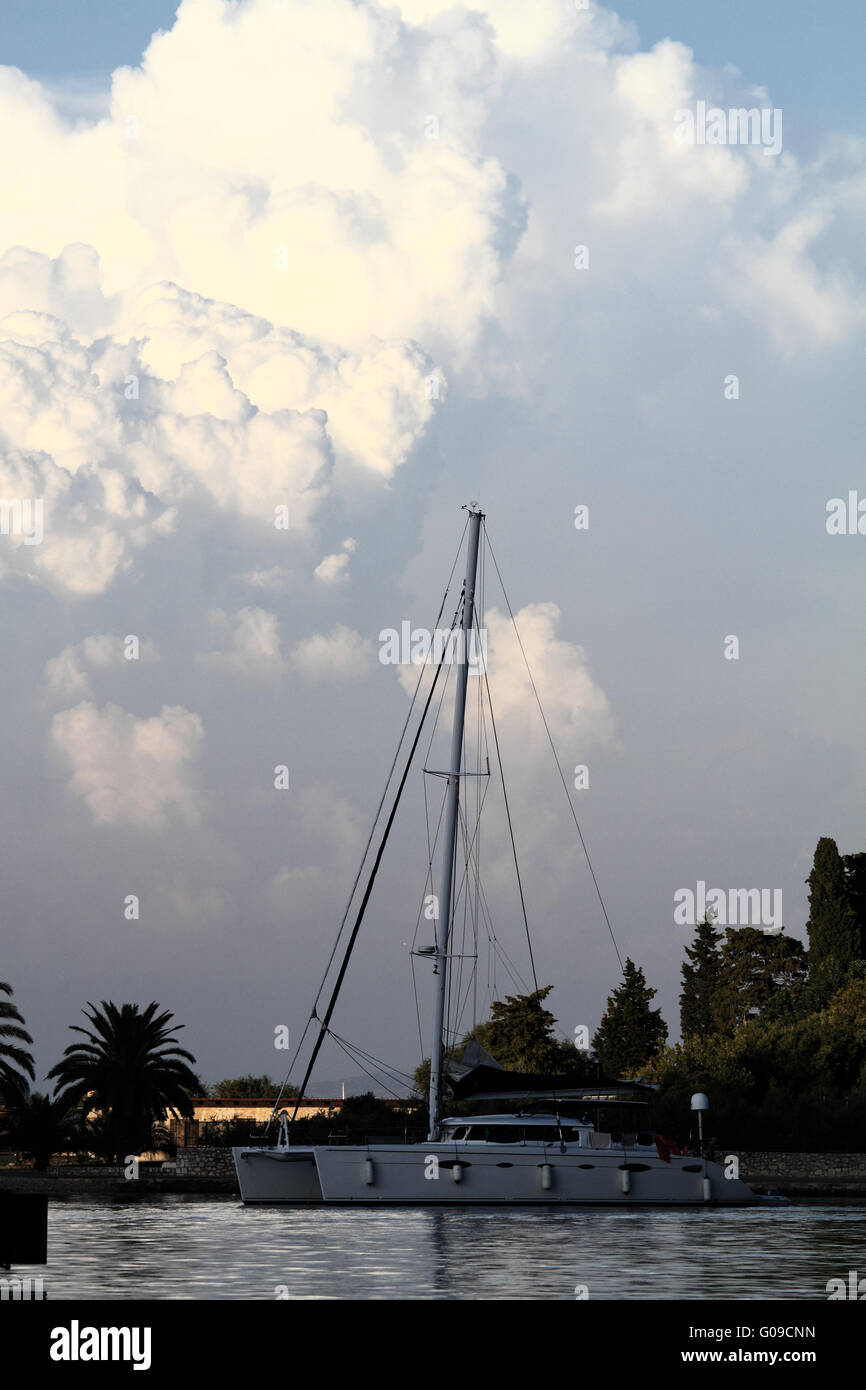 Yacht bianco su un ancoraggio in porto ( Croazia- Vis ) Foto Stock