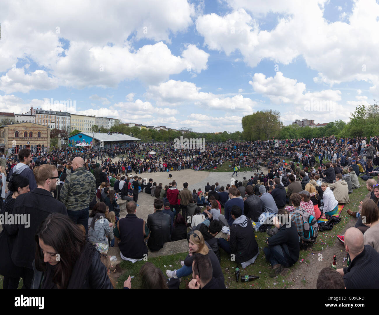I giovani in affollato parco sulla mayday /1. maggio a Berlino, Germania Foto Stock