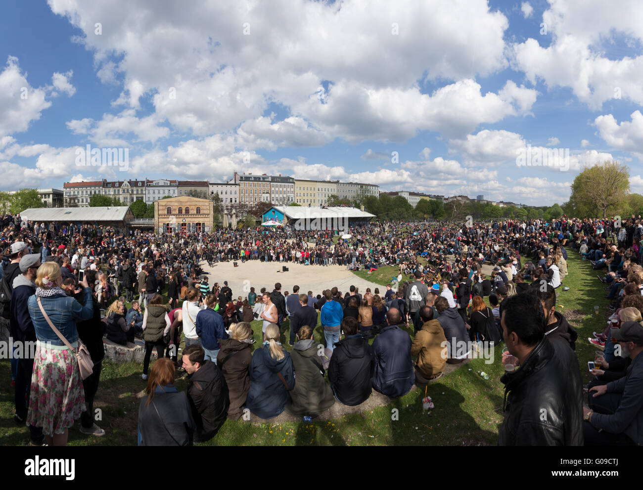 I giovani in affollato parco sulla mayday /1. maggio a Berlino, Germania Foto Stock