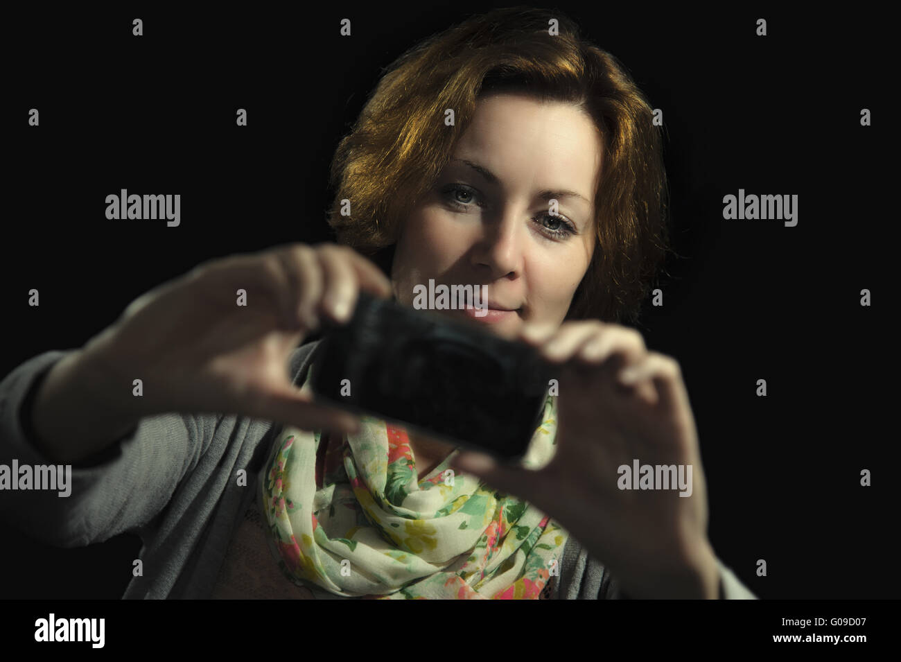 Giovane donna fotografato con uno smartphone in fron Foto Stock