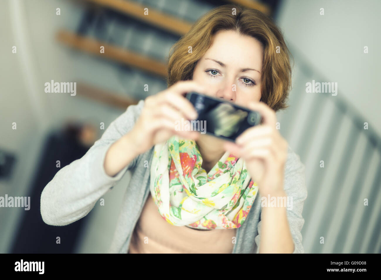 Giovane donna fotografato con uno smartphone Foto Stock