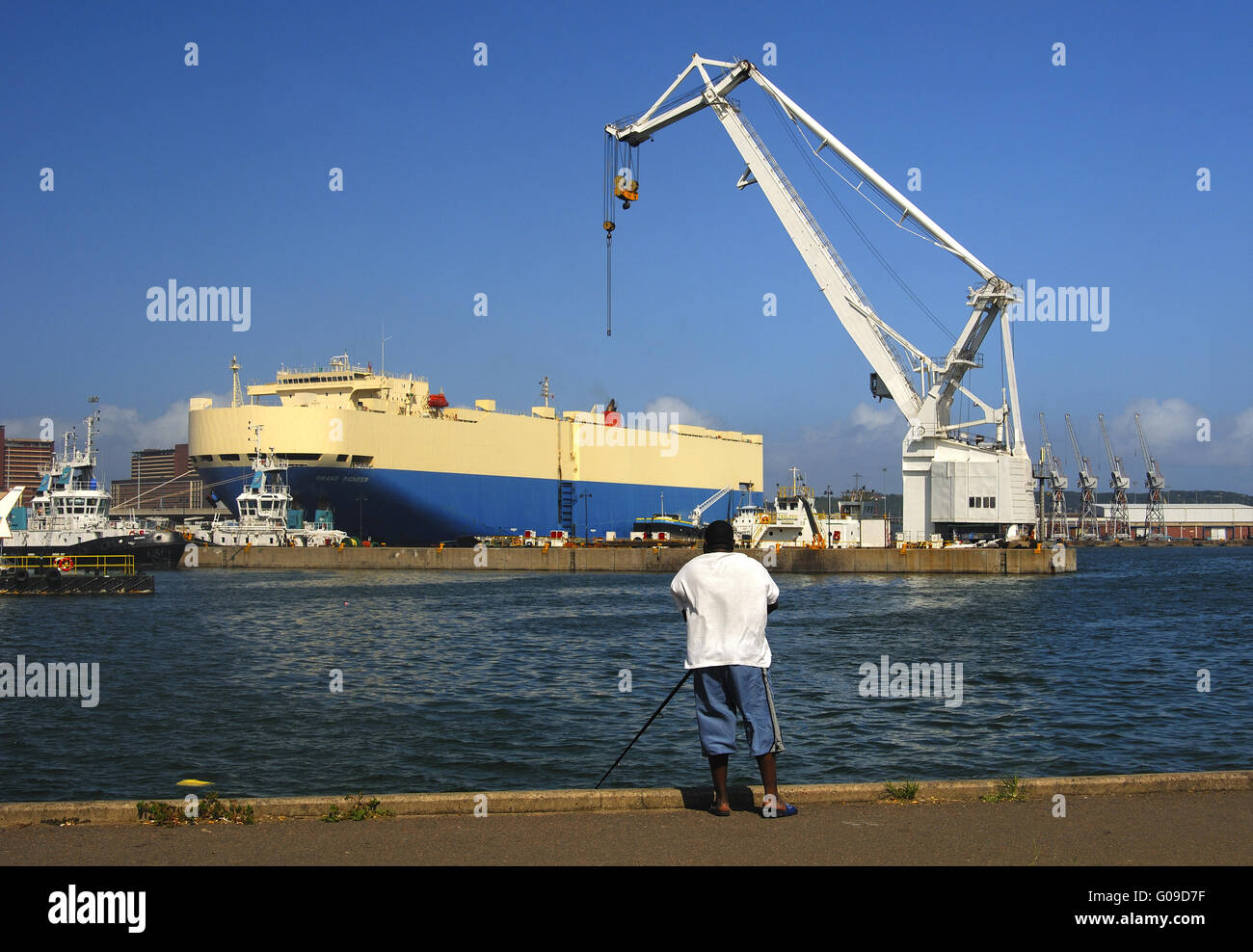 Il pescatore nel bacino portuale di Durban, Sud Africa Foto Stock