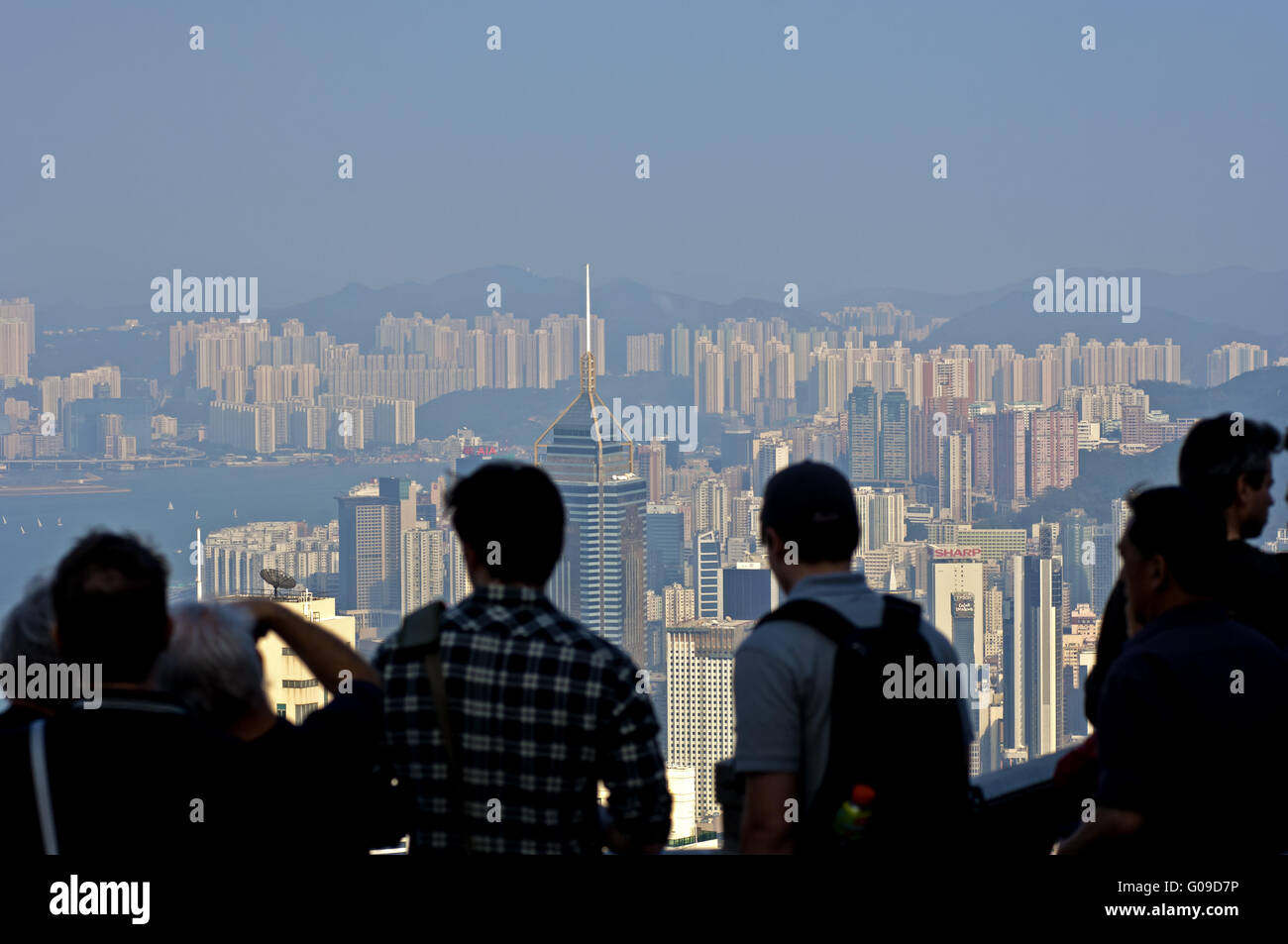 I turisti alla ricerca di grattacieli, Hong Kong Foto Stock