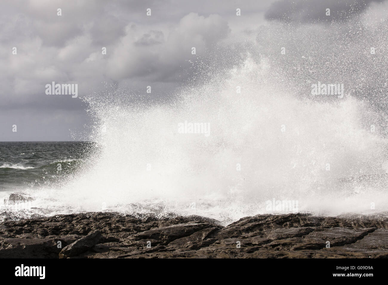 Surf del Nord Oceano Atlantico sulla costa di IO Foto Stock