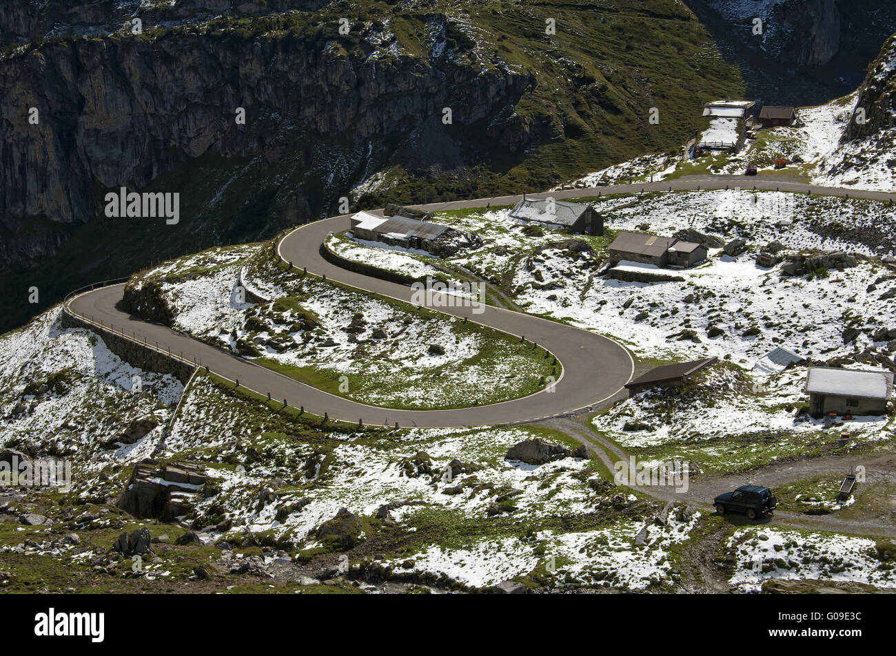 Tornanti della serpentina ricco di strada di montagna Foto Stock