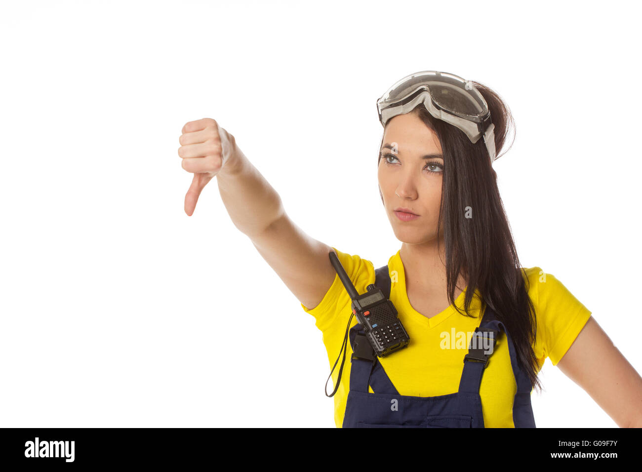 Una femmina di lavoratore edile tenendo un segnale verso il basso - isolato. Foto Stock