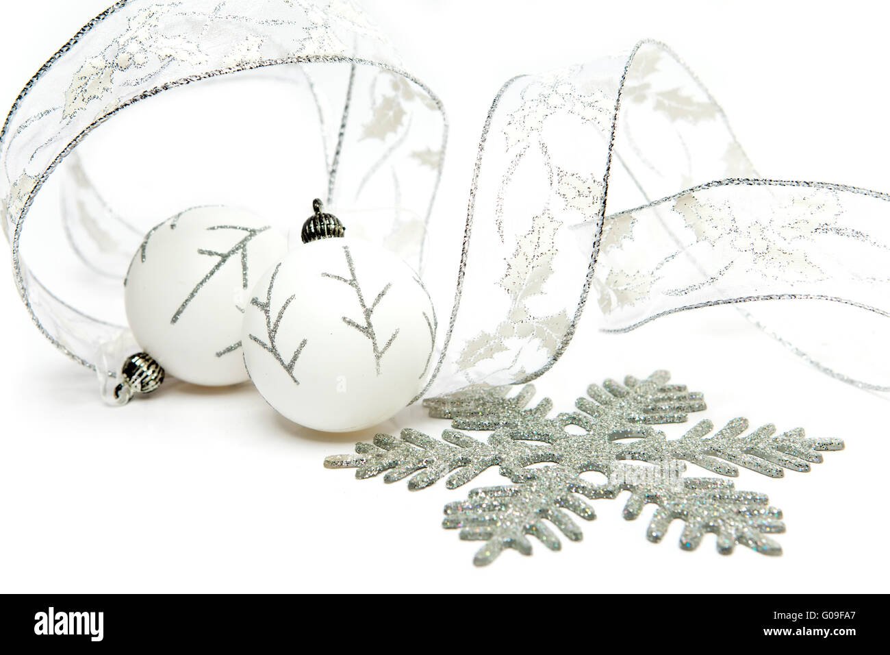 Bianco Nuovo Anno di sfere e nastro decorativo su un wh Foto Stock