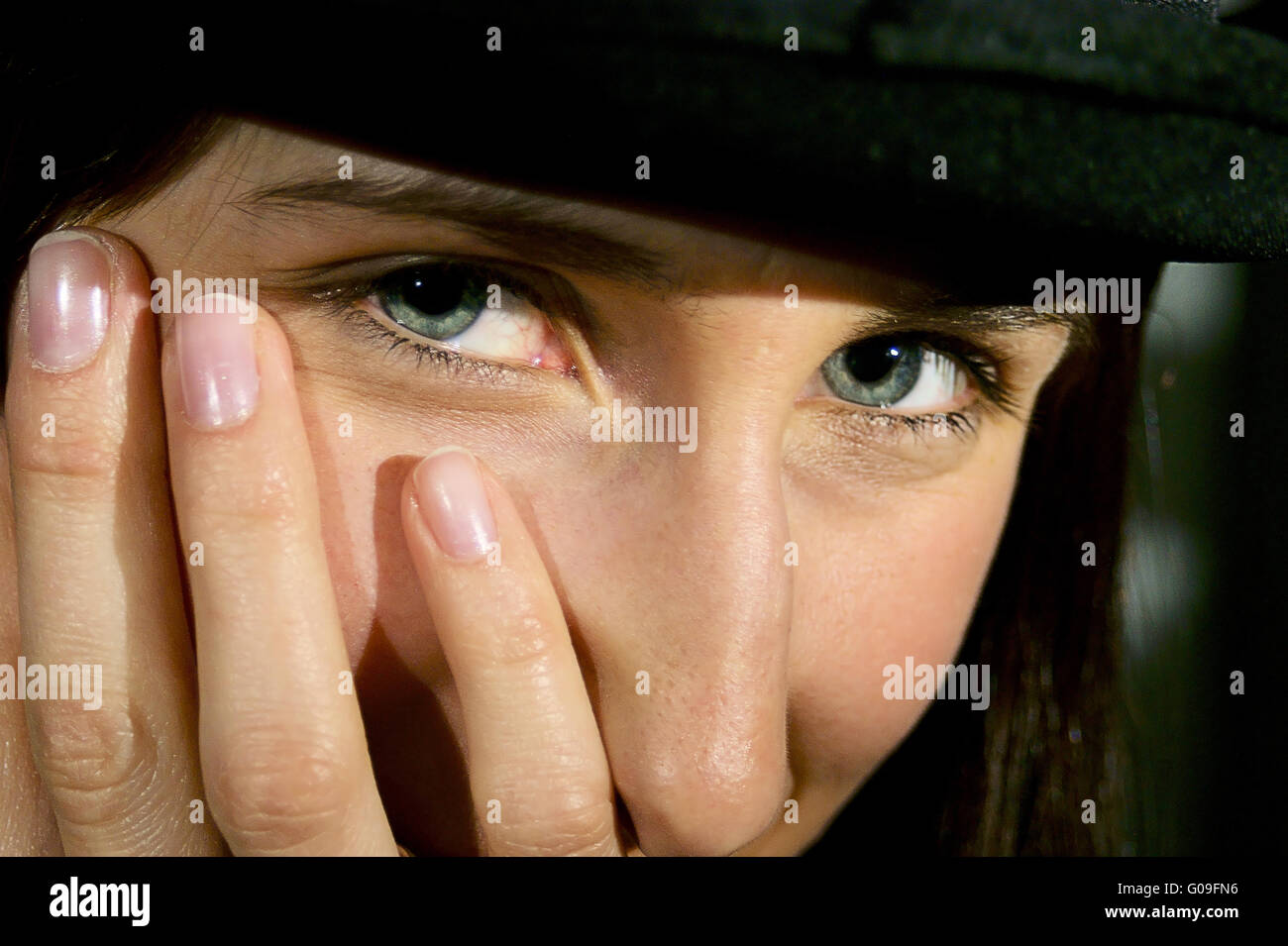 Sguardo di una giovane donna con cappello Foto Stock