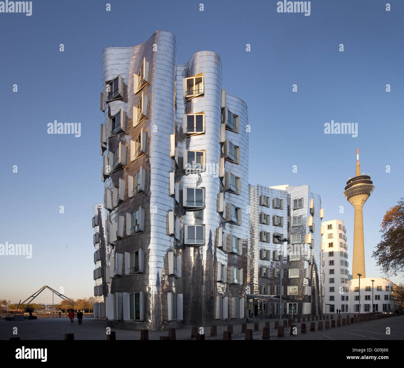 Gehry edificio con la Torre sul Reno a Duesseldorf Foto Stock