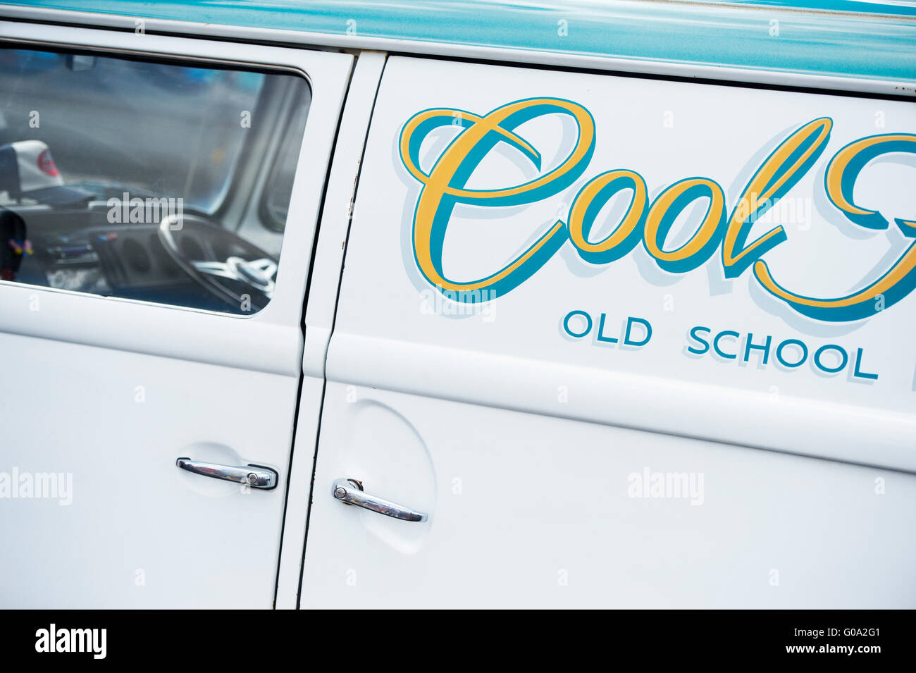 Pannello di VW van con le parole Cool Old School sul lato in corrispondenza di una VW mostra. Inghilterra Foto Stock