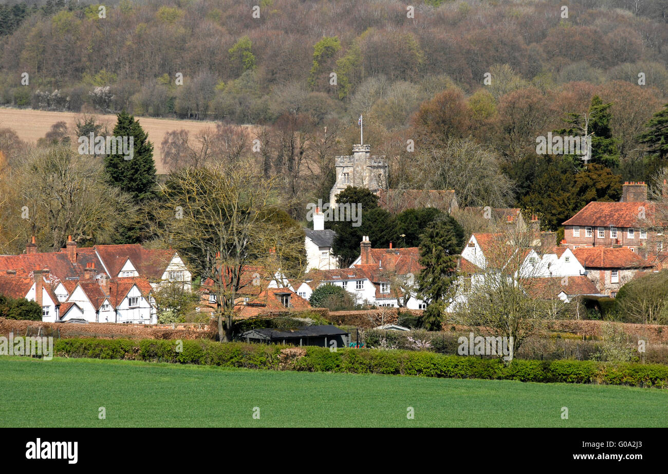 Buckinghamshire - Chiltern Hills - Little Missenden - campanile di una chiesa - cottage tetti - piastrelle russet - Inizio della primavera sole Foto Stock