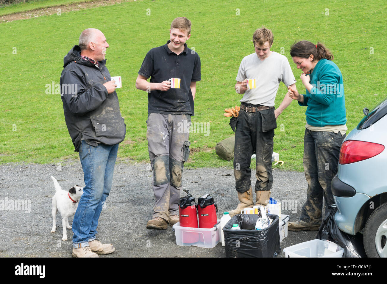 Per gli apprendisti e tutor la condivisione di uno scherzo Foto Stock