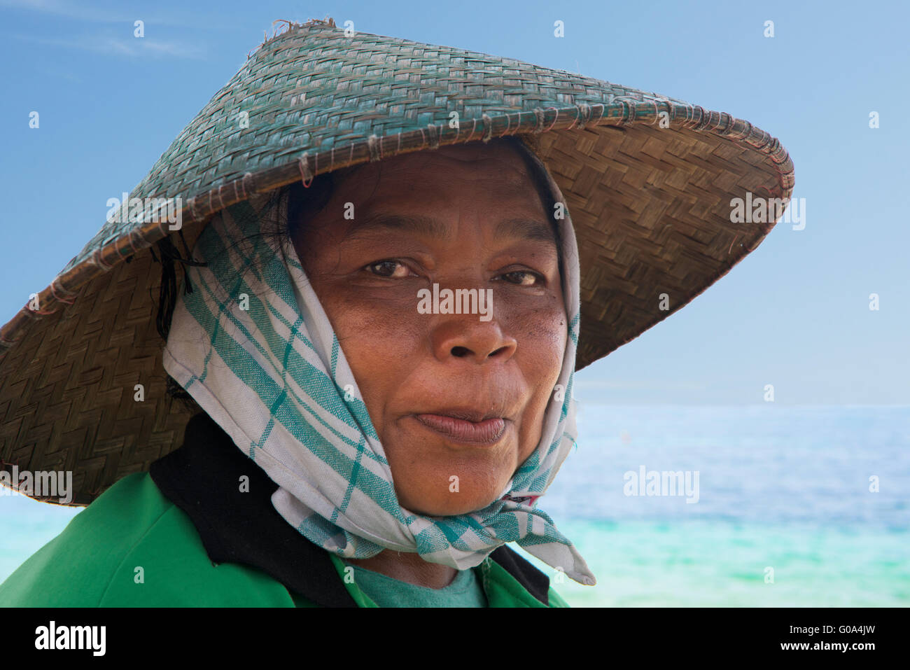 Ritratto fisherwoman indossando cappello conico Geger Beach Bali Indonesia Foto Stock