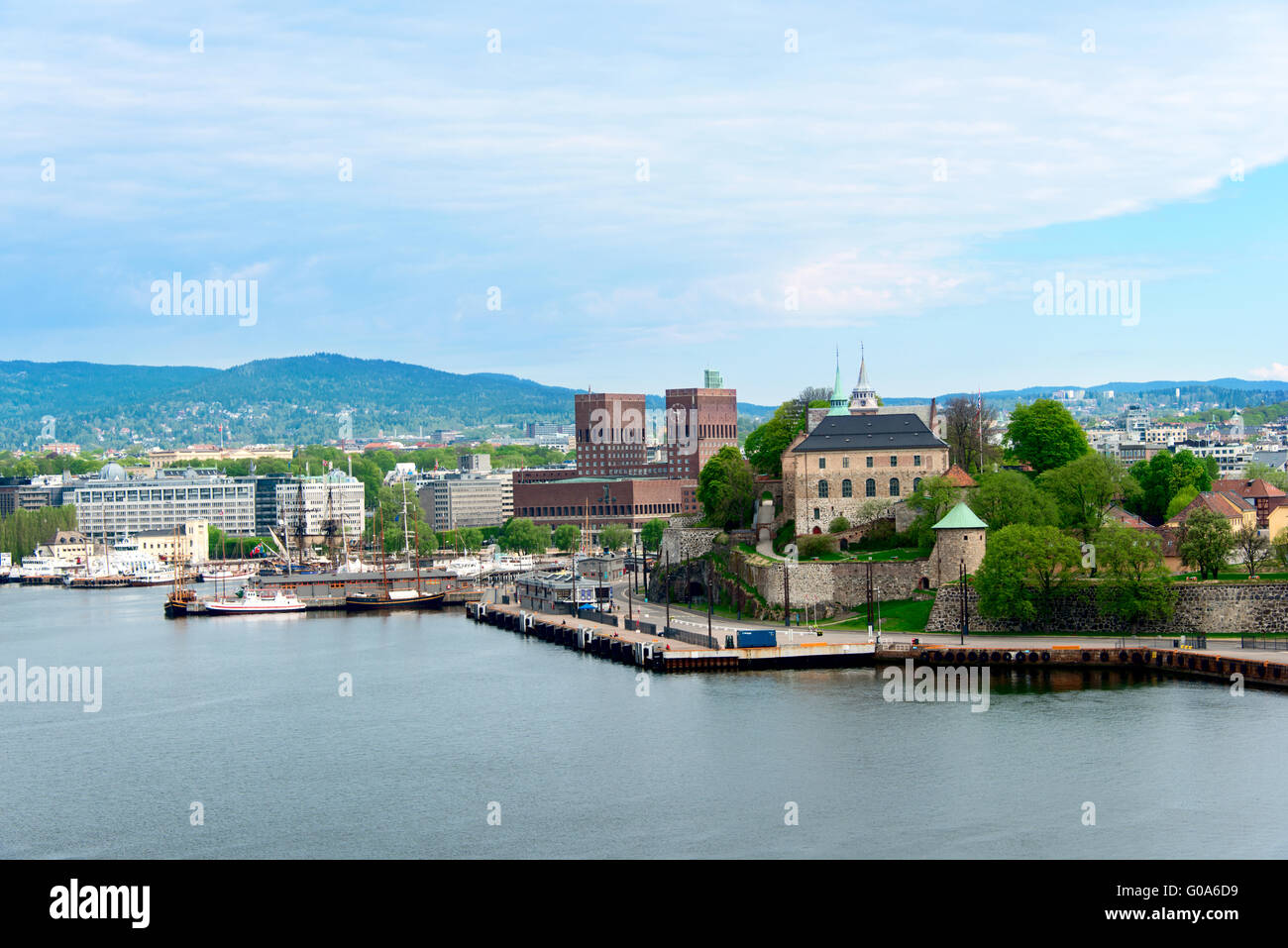 Norvegia Radhuset e il castello di Akershus dal mare Foto Stock