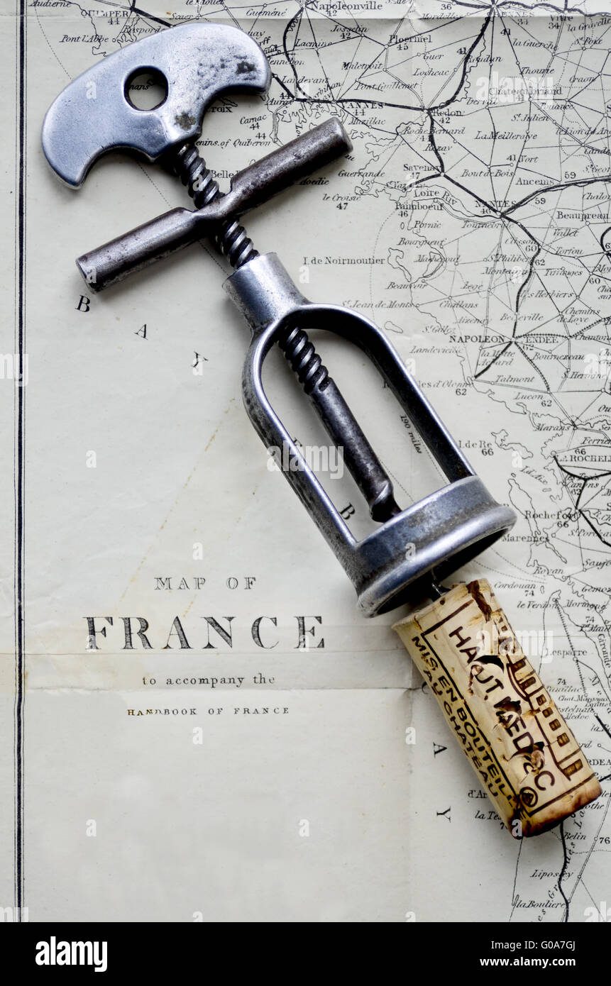 Un antico cavatappi con un Haut medoc sughero e un vintage mappa della Francia. Foto Stock