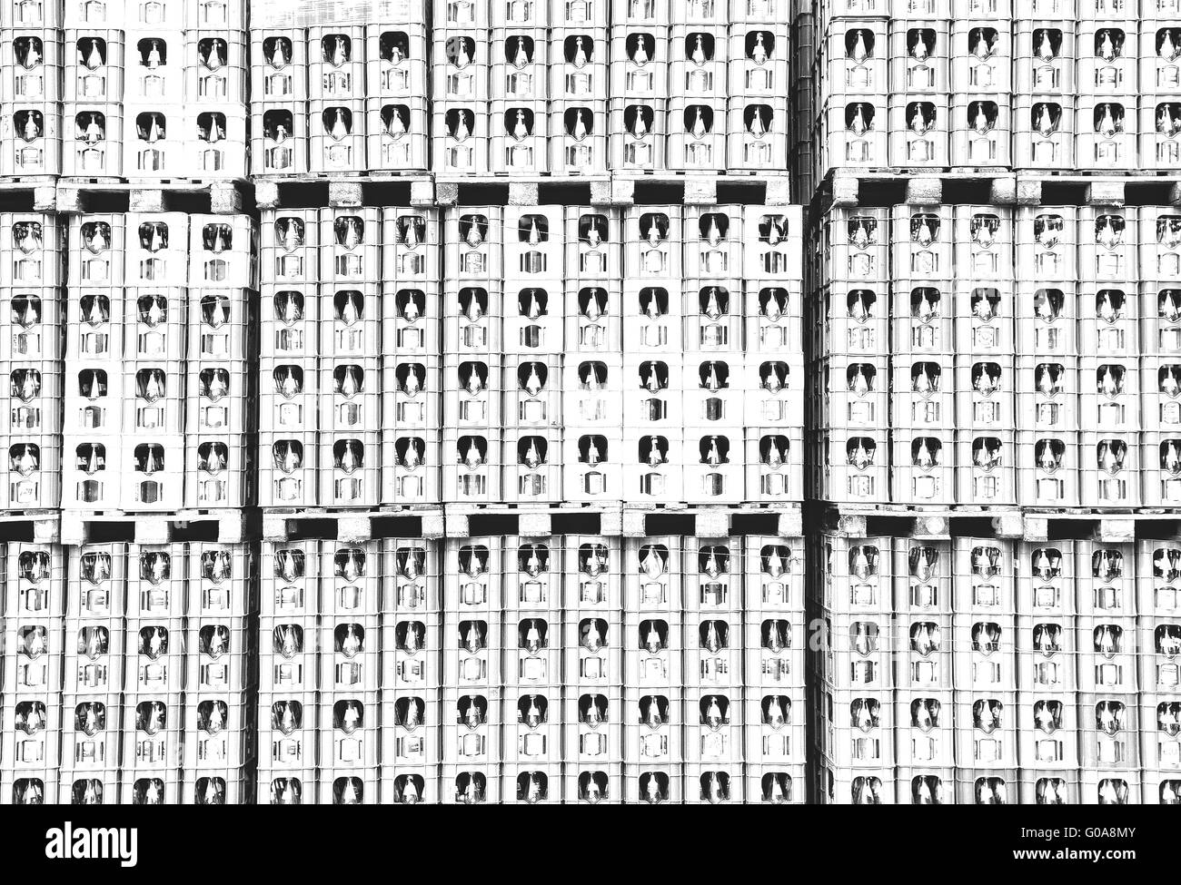 Soda - casse di bibite impilate su pallet bianco Foto Stock