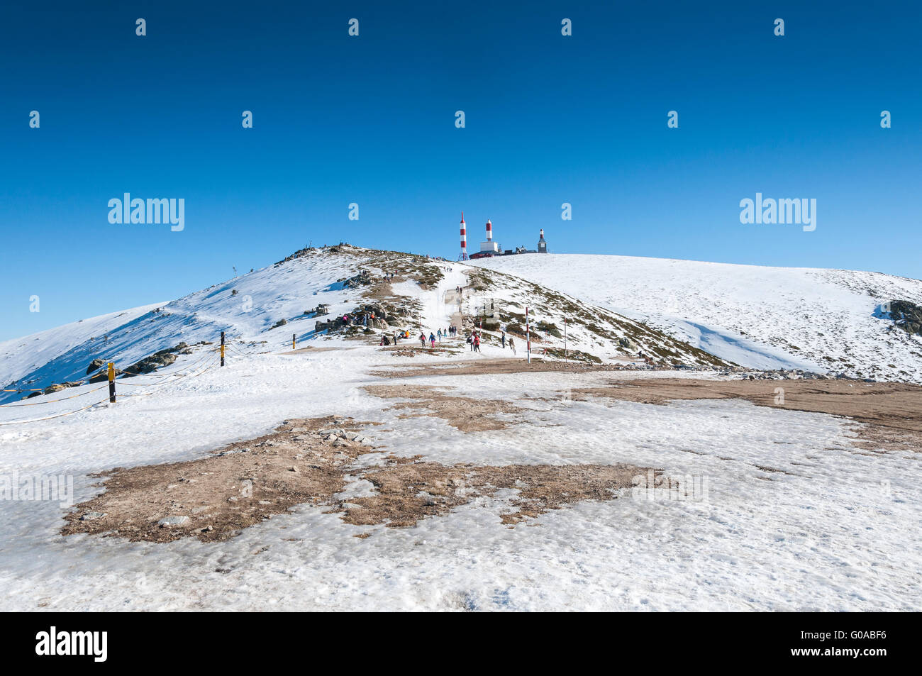 Gli sciatori di Navacerrada Ski Resort, Navacerrada Mountain Pass, Madrid, Spagna il 4 gennaio 2015. Foto Stock