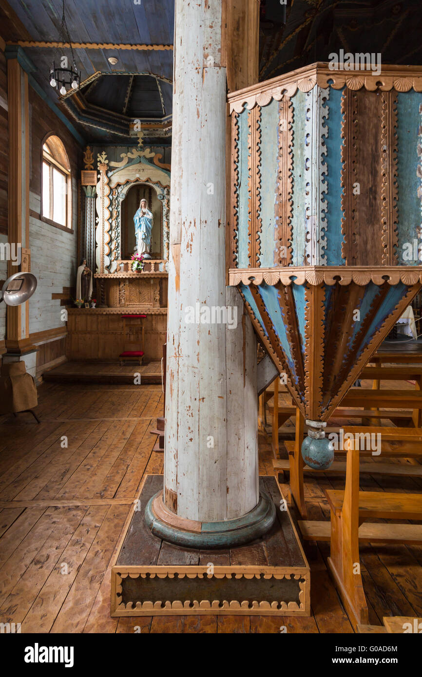 L interno della chiesa in legno di Santa María de Loreto de Achao nell Achao, Cile, America del Sud. Foto Stock