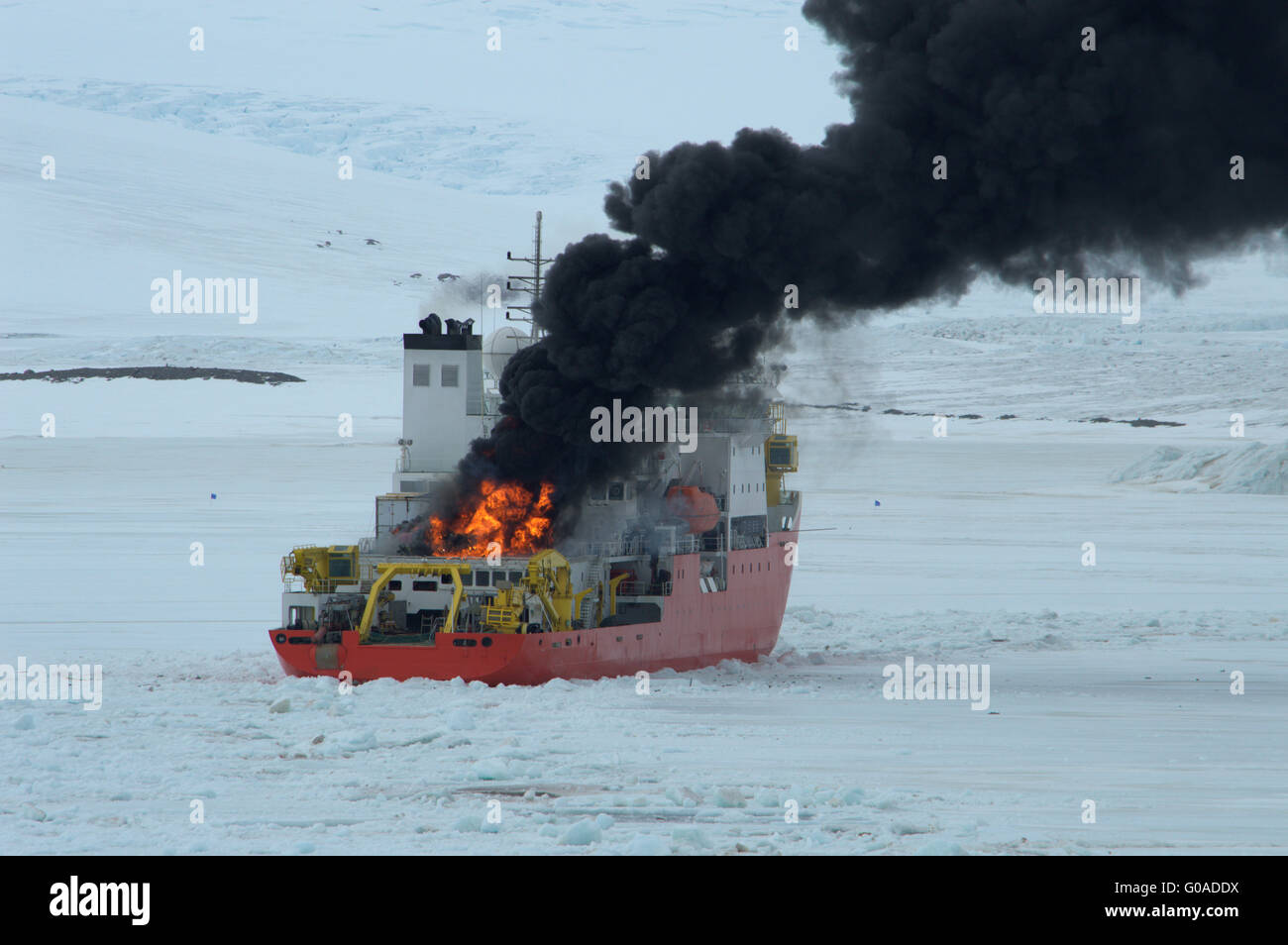 La masterizzazione di nave rompighiaccio nel mare di Antartide Foto Stock