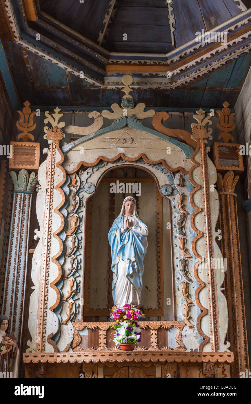 L interno della chiesa in legno di Santa María de Loreto de Achao nell Achao, Cile, America del Sud. Foto Stock