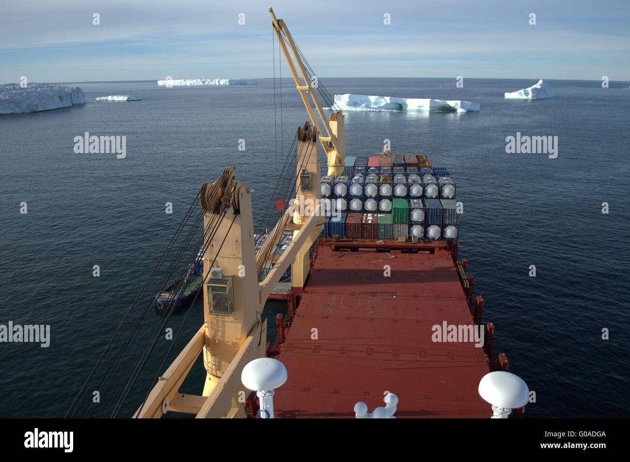 Contenitore di carico della nave nel mare di Antartide Foto Stock