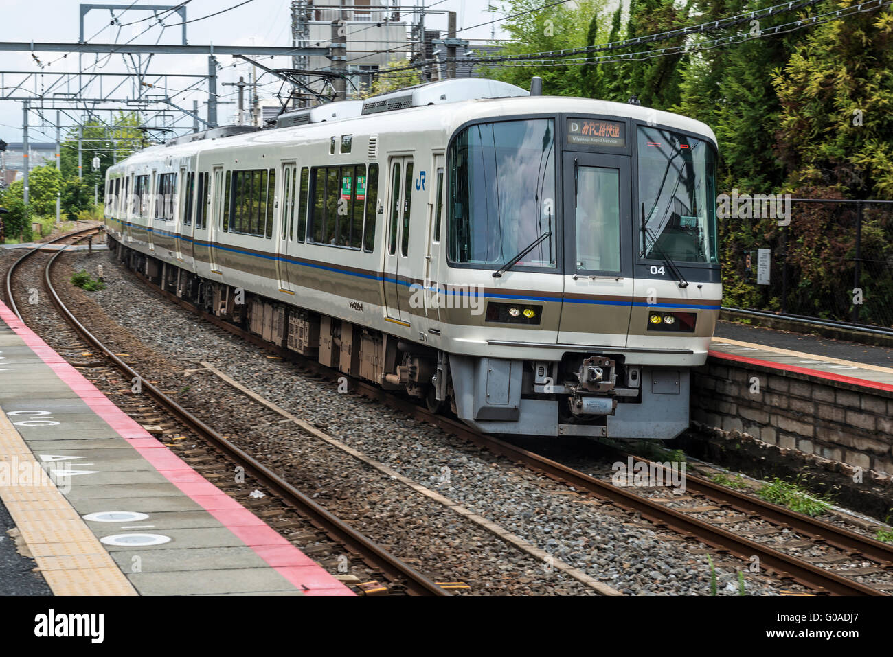 Un Giappone Ferrovie Miyakoji servizio rapido azionato da una serie 221 treno Foto Stock