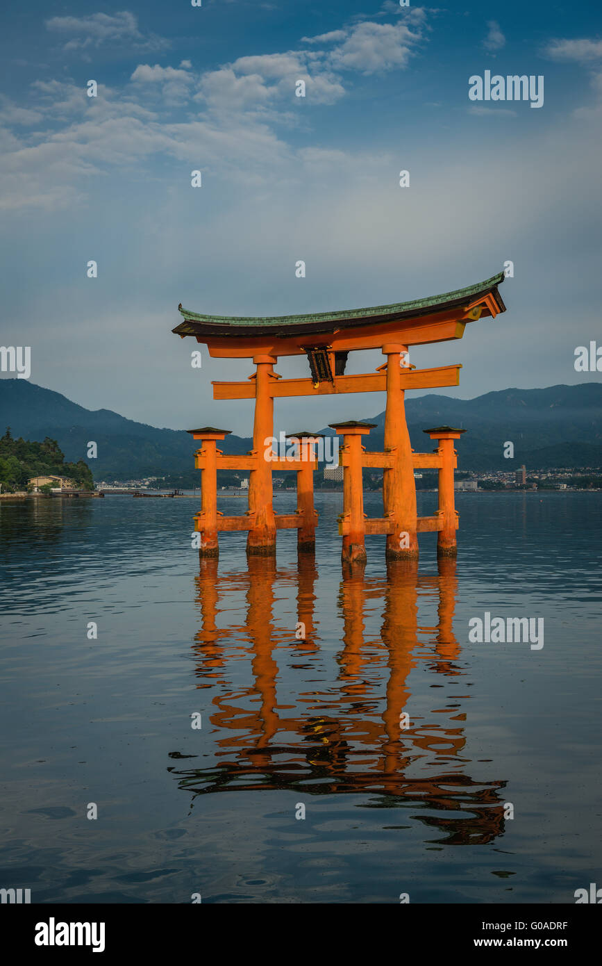 La mattina presto al famoso floating torii gate del santuario di Itsukushima su Miyajima ad alta marea Foto Stock