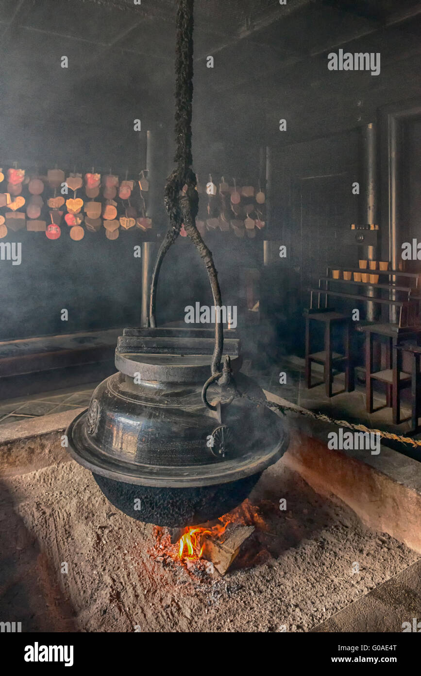 La fiamma eterna nel Reikado Hall sul Monte Misen di Miyajima, Giappone che era ha bruciato per 1200 anni ed è stato usato come la p Foto Stock