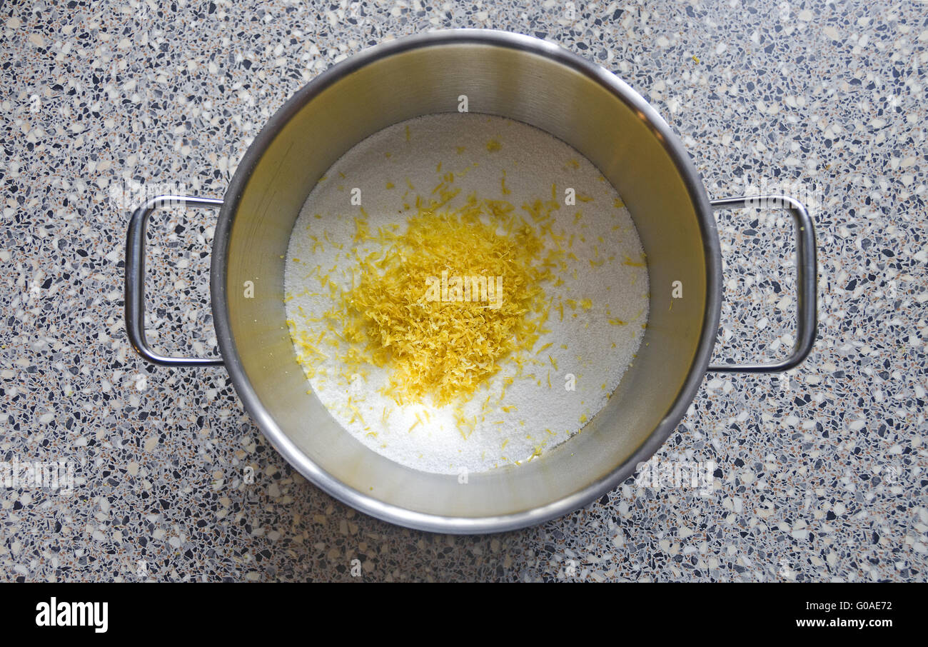 Zucchero granulato e fresco di limone grattugiato zests Foto Stock